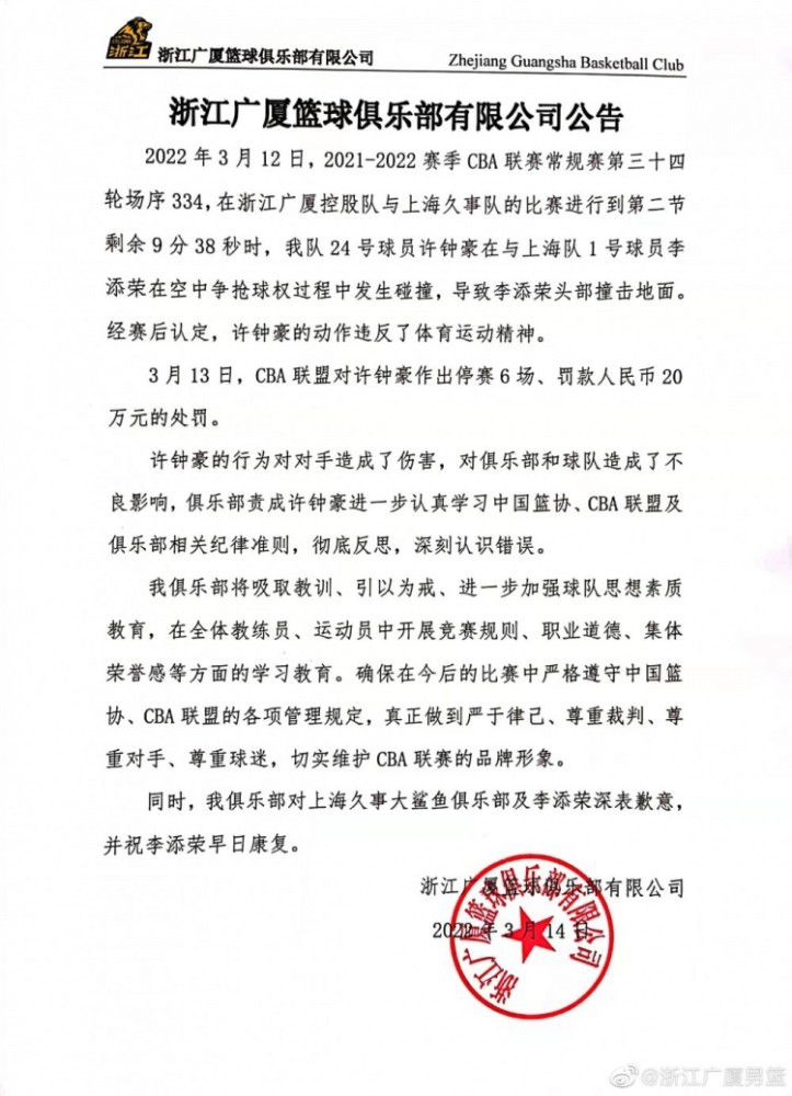 曼联后卫在这场比赛中的表现也是功不可没，他出色的发挥确保了曼联最终全取三分。